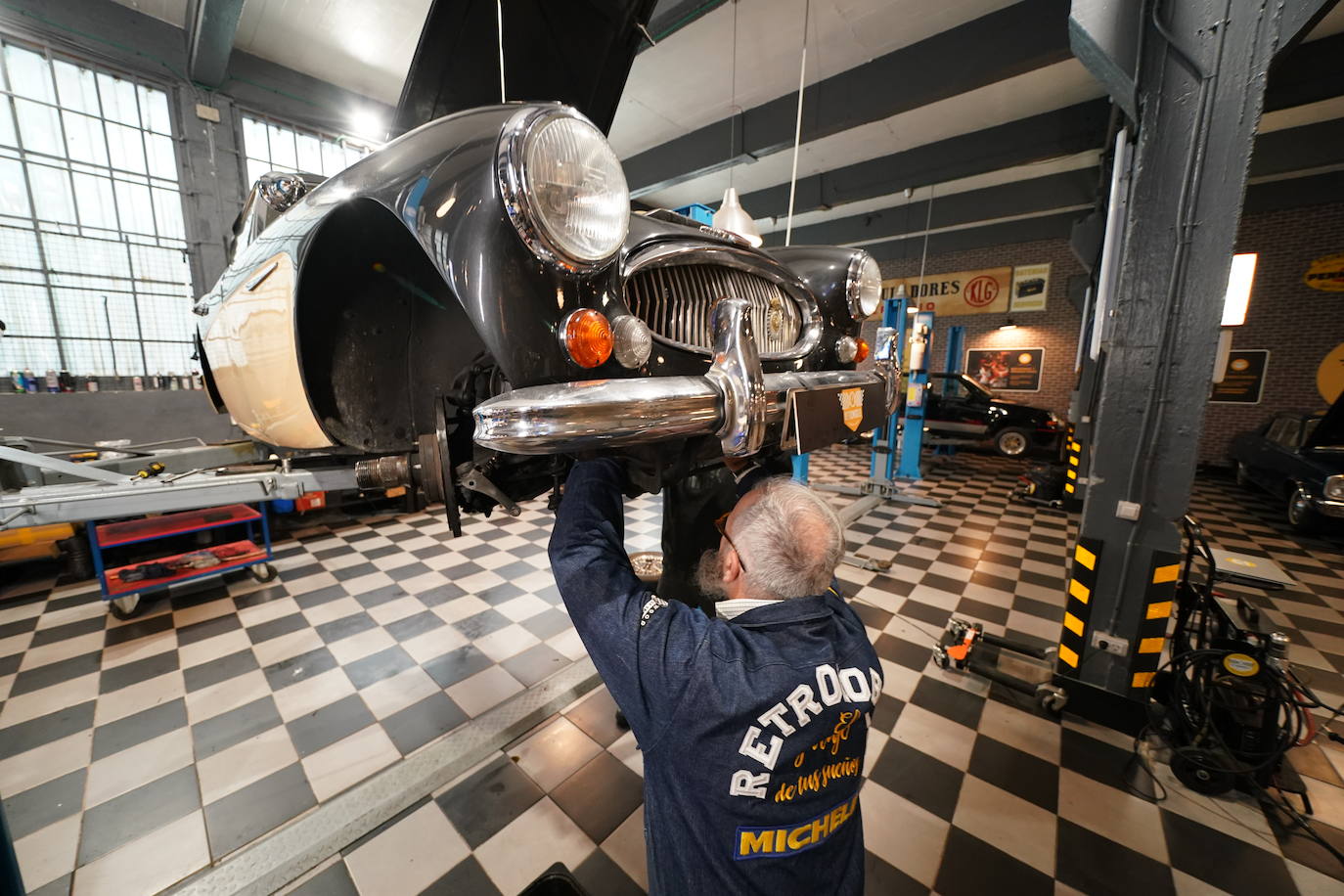 Uno de los mecánicos de Retromobile trabaja en un Austin-Healey.