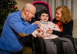 Judit, junto a sus padres, Jesús y Rosario, en su casa de Vitoria.