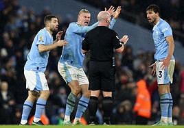 Los jugadores del City protestan al árbitro en un momento del partido.