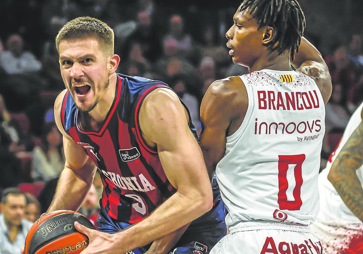 Marinkovic intenta liberarse de Brancou durante el último duelo liguero ante el Manresa.