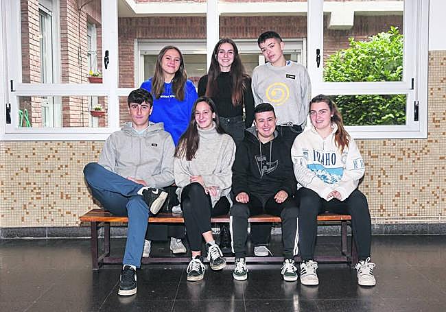 De izquierda a derecha y de arriba abajo: Ariane, Marta, Irati, Amets, Marta, Andrea, Nahia