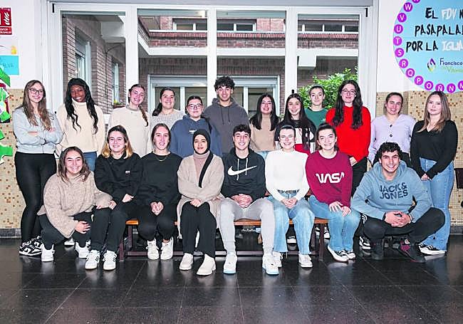 De izquierda a derecha. Arriba: Sara, Pantxike, Jone, Omayma, Ibai, Leire, Ariadna y Jon. Abajo: June, Kadiatou, Ane, Nayra, Izaro, Aner, Andrea, Keltse, Saioa, Uxue, Elisabeth y Nuria.