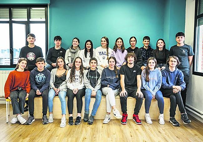 De izquierda a derecha. Arriba: Iker Acosta, Telmo Blázquez, Saioa de Bernedo, Hirune Hernández, Adriana García, Naia Ariznabarreta, Enara Iparraguirre, Aiatz Zubiaur, Ane Okina y Unax Ayllón. Abajo: June Barrenetxea, Aimar Aristondo, Maialen Berganzo, Haizea Del Barrio, Asier Castro, Amaiur García de Vicuña, Hegoi González, Izaro Zenarruzabeitia y Xabier Azqueta. Ausente: Zahira Rodríguez