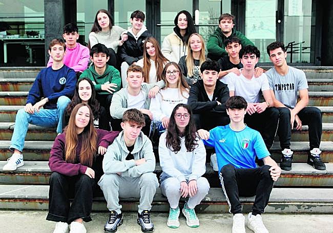 De izquierda a derecha, de delante hacia atrás son. Primera ﬁla: Ohiane Fuentes, Egoitz Aldekoa, Olaia Solchaga y Jon Errasti.Segunda ﬁla: Paula Quintana, Mikel Ortiz de Barrón, Naroa Bedialauneta, Aner Mendiguren, Xabier García y Ander Ibáñez. Tercera ﬁla: Martín Cristóbal, Iñigo Fernández de Quincoces, Izaro Garmendia, Uxue Sánchez, Asier Duque. Cuarta ﬁla: Eneko Martínez, Maya Fernández de Pinedo, Igor Urquiza, Lara Astrain y Erlaitz Martín.