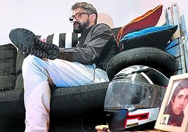 Moisés Bayano posa en su casa de San Sebastián, con la foto de su padre en primer plano.