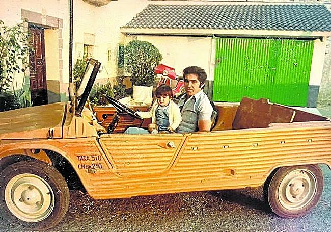 Moisés y su padre, José Antonio, montados en su coche.