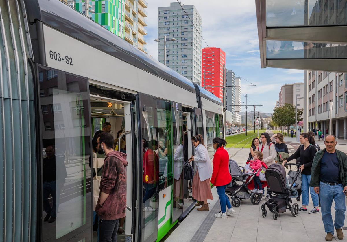 Viajeros acceden al tranvía en el barrio de Salburua.