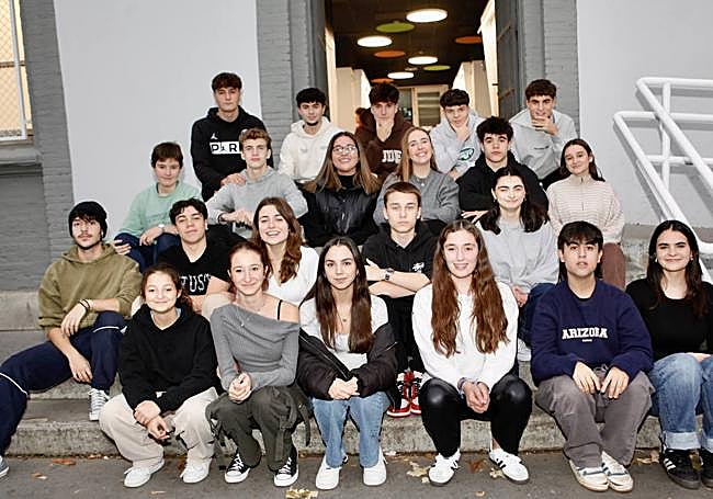 De izquierda a derecha. Arriba: Gonzalo Linage, Jon Barrena, Mikel Herrán, Guillermo Martín y Egoitz Angulo. Tercera ﬁla: Gabriela Martínez, Pablo Delgado, Estefanía Cortes, Meritxell, Aimar Le Tallec y Aiala Aparicio. Segunda ﬁla: Iker Olano, Iker García, Lara Martínez de Aguirre, Pablo Marcos y Andrea Aragunde. Primera ﬁla: Cristina Gil, Nahia Martín, Nadia Strauss, Paula González, David Díaz y Lucía Rodríguez.