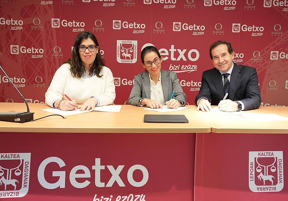 La portavoz socialista, Carmen Díaz, junto a la alcaldesa Amaia Agirre y Eduardo Andrade, portavoz de los populares en Getxo.