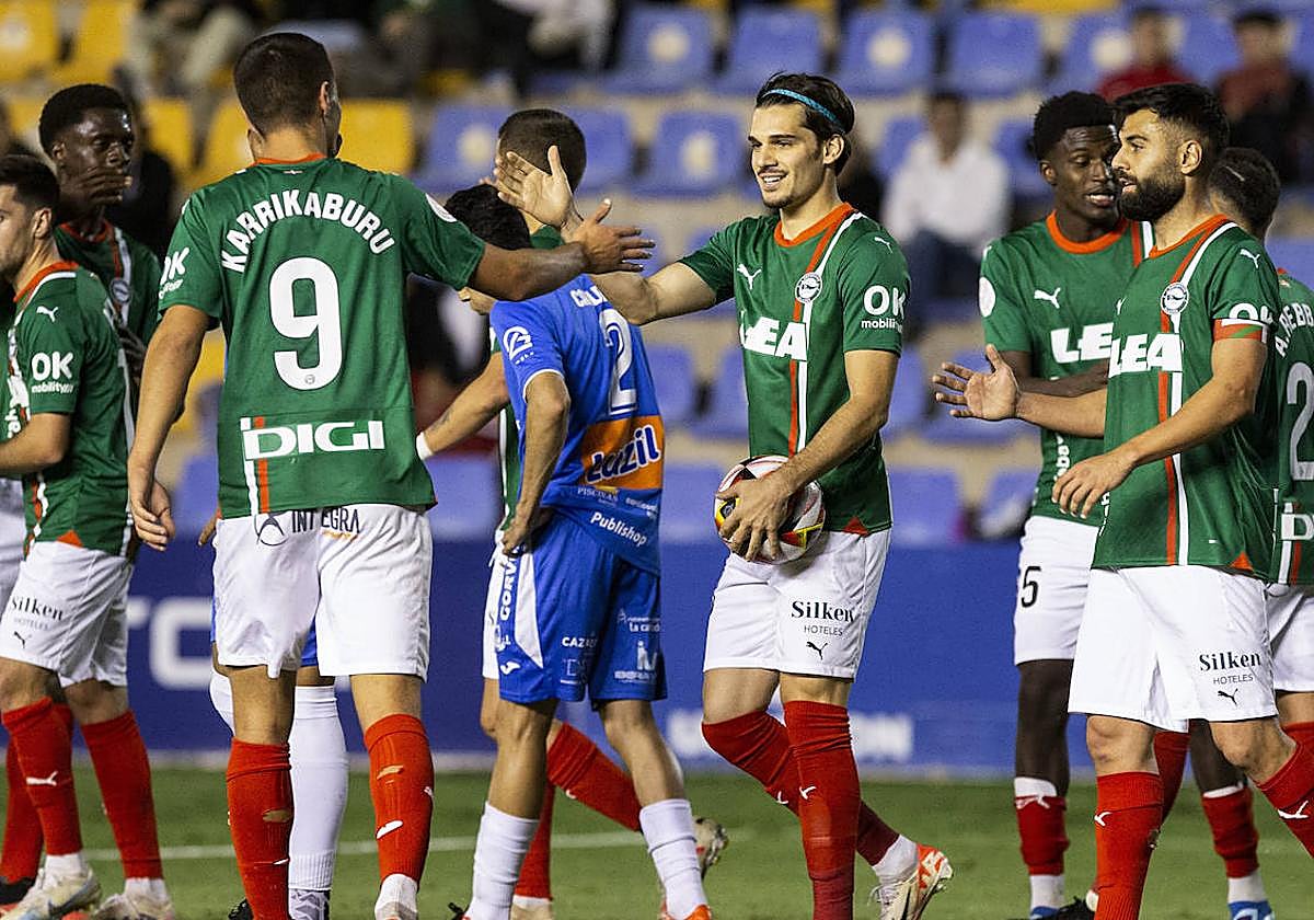 Karrikaburu y Hagi celebran uno de los diez goles que el Alavés marcó al Deportivo Murcia.