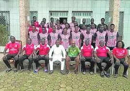 El Akonangui juega en el San Mamés de Guinea Ecuatorial y sus futbolistas visten camisetas rojas y blancas.