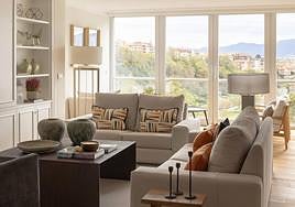 Una casa en calma: el refugio idílico de una familia sobre la playa de Ereaga.