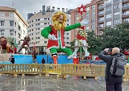 El montaje de las figuras que protagonizarán el encendido de Navidad ha causado expectación.