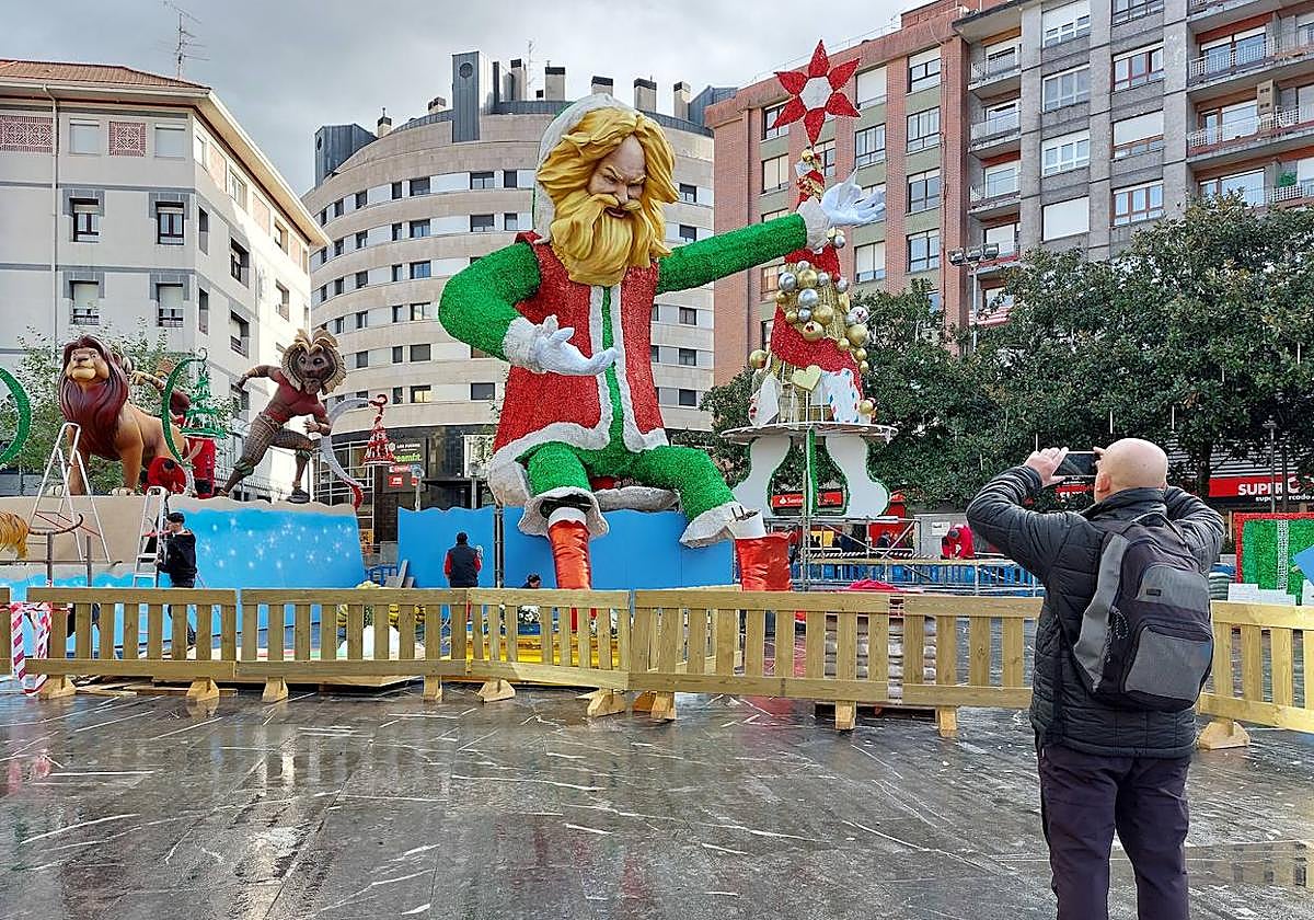 El montaje de las figuras que protagonizarán el encendido de Navidad ha causado expectación.