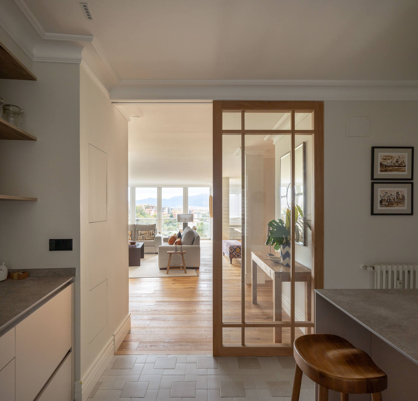 Una casa en calma: el refugio idílico de una familia sobre la playa de Ereaga