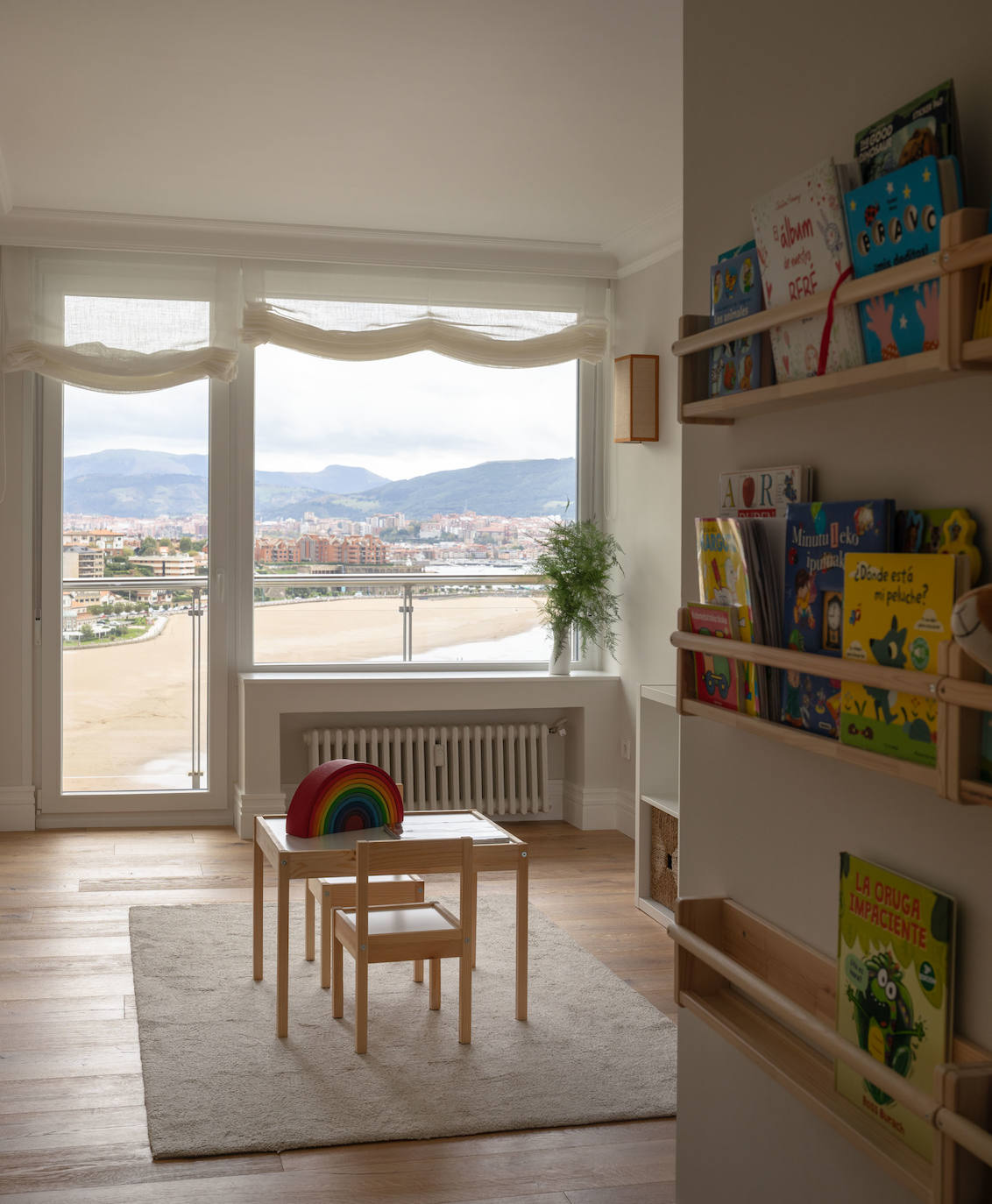 Una casa en calma: el refugio idílico de una familia sobre la playa de Ereaga