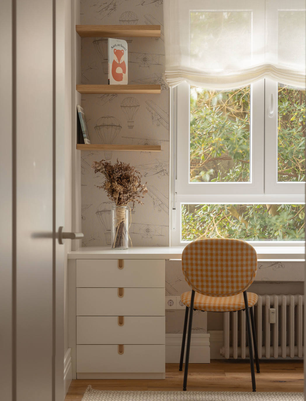 Una casa en calma: el refugio idílico de una familia sobre la playa de Ereaga