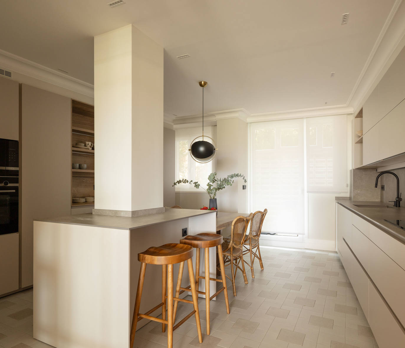 Una casa en calma: el refugio idílico de una familia sobre la playa de Ereaga