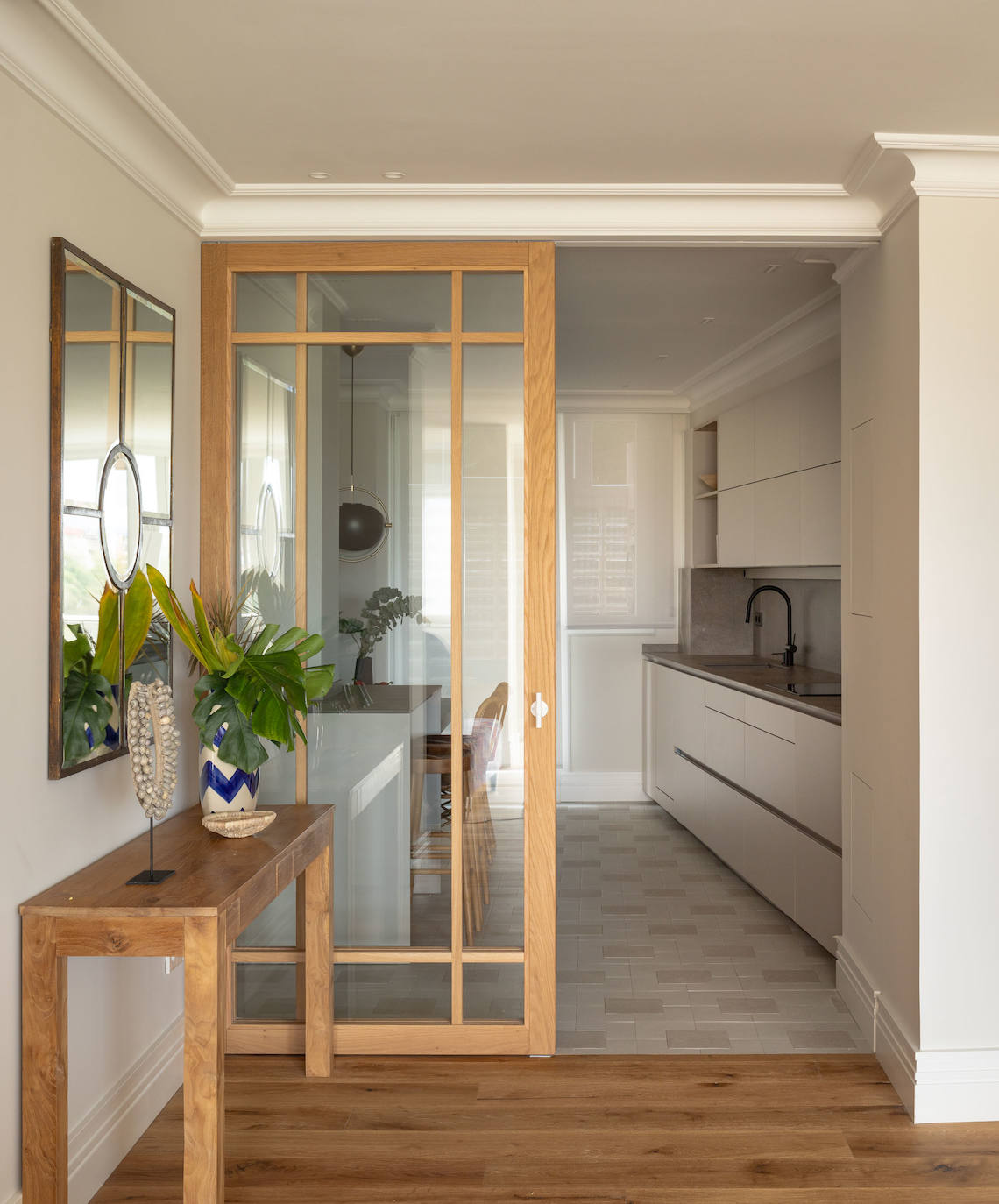 Una casa en calma: el refugio idílico de una familia sobre la playa de Ereaga