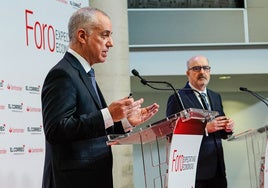 El lehendakari, Iñigo Urkullu, junto al director de EL CORREO, José Miguel Santamaría en el Foro Expectativas Económicas.