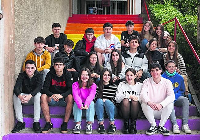 De izquierda a derecha. Abajo: Jon, Oihan, Amaiur, Maddi, Naroa, Iker y Ander. En medio: Aimar, Xabier, June, Alaitz, Oier, Ane y Arrate. Arriba: Aner, Ander, Peio, Mikel, Amalur y June.