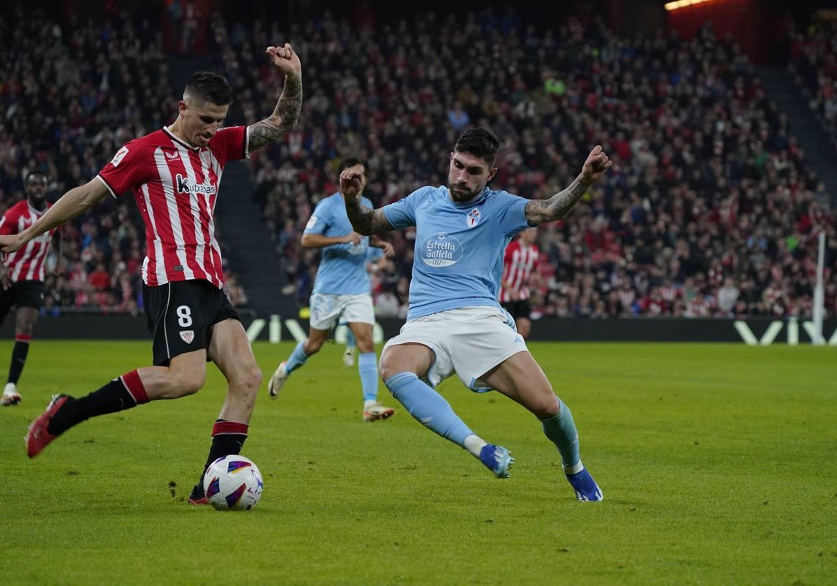 Unai Núñez entra a Oihan Sancet en el partido disputado hace menos de un mes en San Mamés.