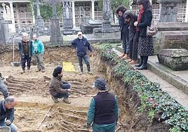 Los miembros de Aranzadi muestran al público los restos hallados.