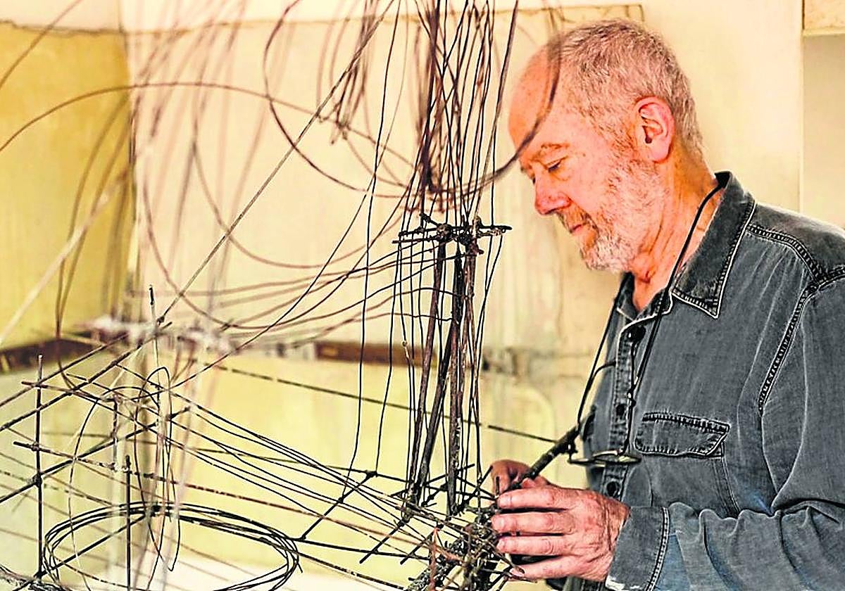 El alambre y el metal son elementos inseparables de la obra de Zugasti.