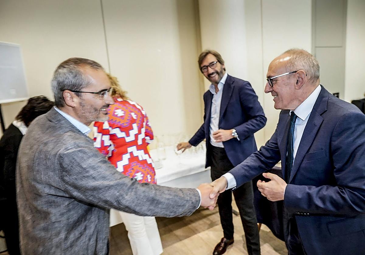 David Rodríguez, portavoz de Elkarrekin Podemos en las Juntas, y Ramiro González (PNV), con Iñaki Oyarzabal (PP) de fondo.