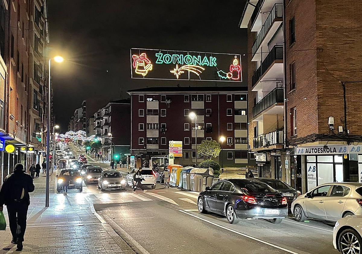 Las principales calles de Basauri han encendido este martes sus luces para dar la bienvenida a las navidades.