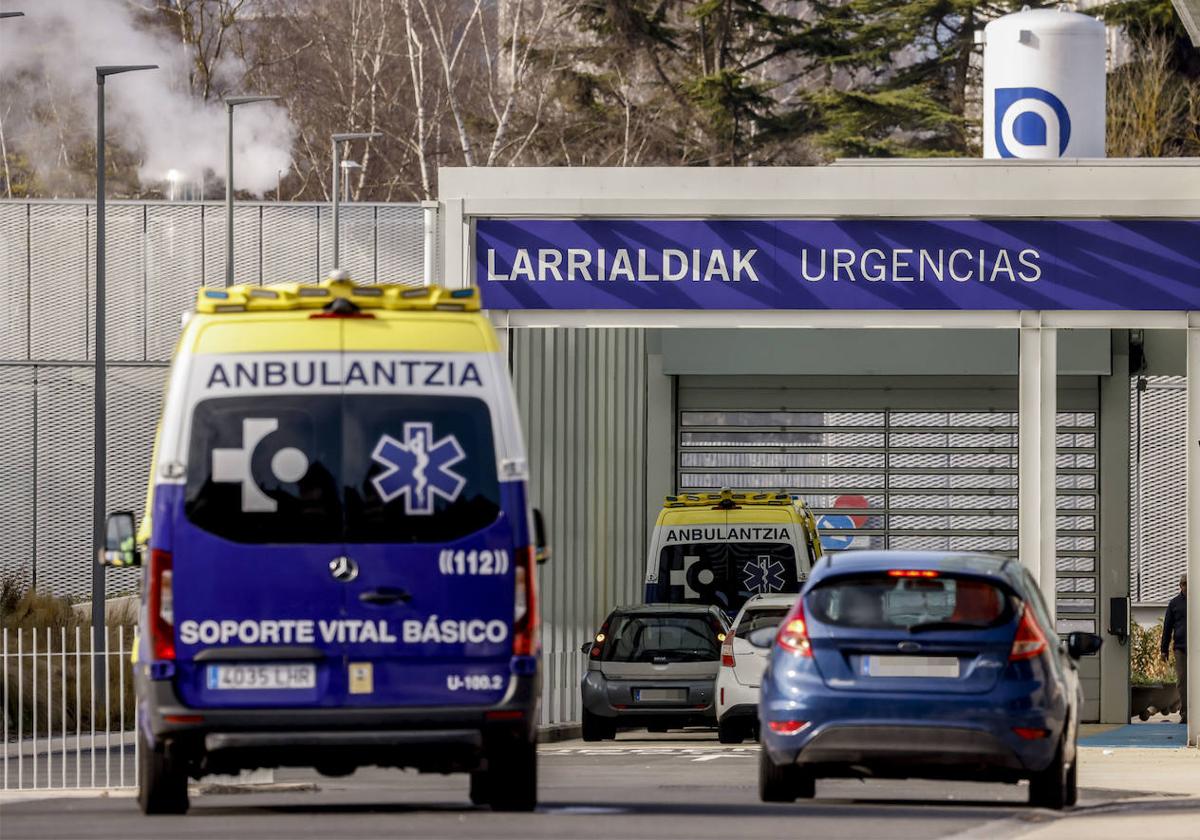 Exterior de las urgencias del HUA Txagorritxu, en Vitoria.