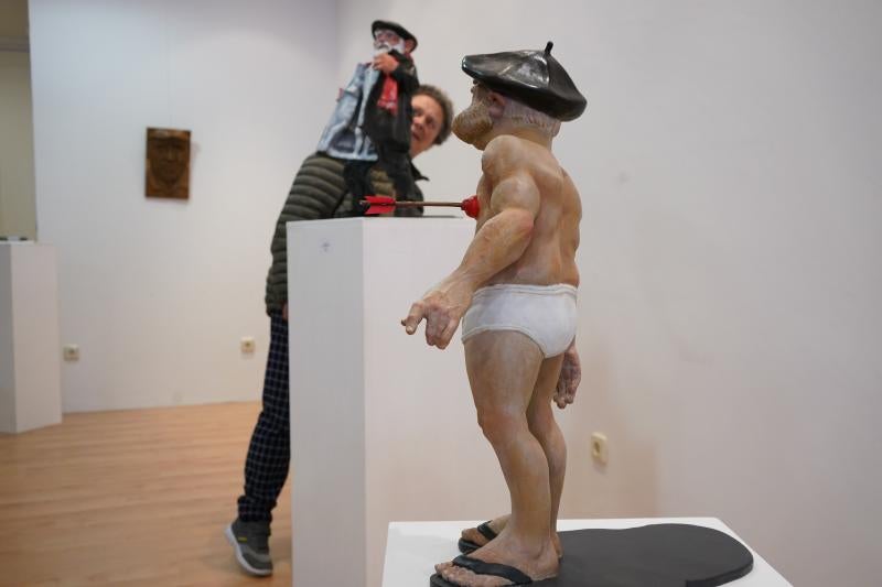 Imagen principal - Algunas de las esculturas que pueden visitarse en la Azoka.