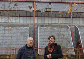 Iñaki Ruiz de Pinedo y Rocío Vitero, frente a la iglesia de San Francisco de Asís.