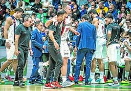 Baja. Matt Costello abandonó cojo el Palau Olímpic de Badalona el pasado domingo y se perderá los próximos partidos.