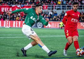 Unai Ropero intenta el tiro ante Neeskens.