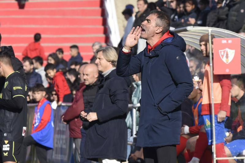 Gaizka Garitano da instrucciones durante la derrota en Barbastro