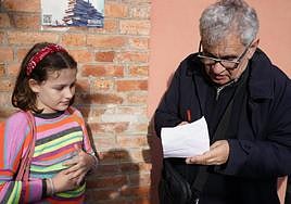 Bernardo Atxaga firma un autógrafo a una joven lectora.