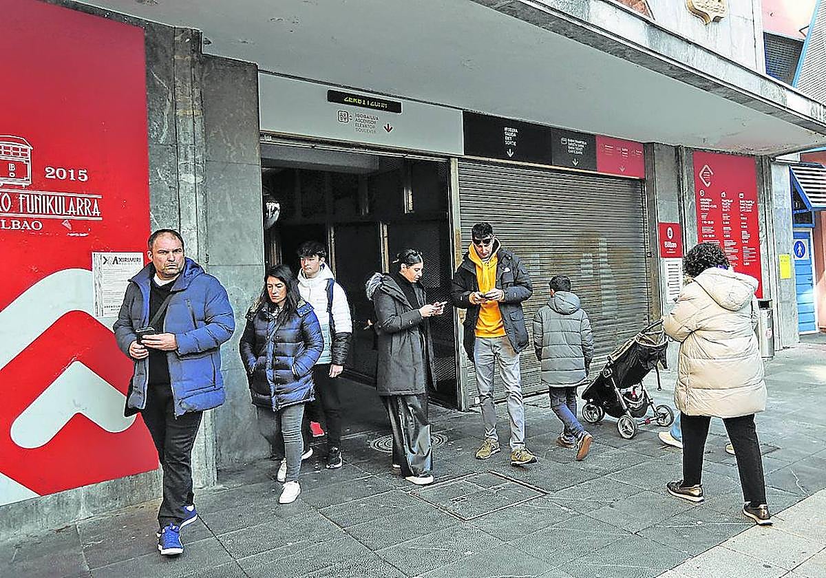 La huelga de los trabajadores del funicular obligó a cientos de turistas a cambiar sus planes.
