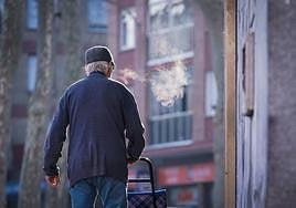Un hombre camina por Vitoria en una fría mañana.