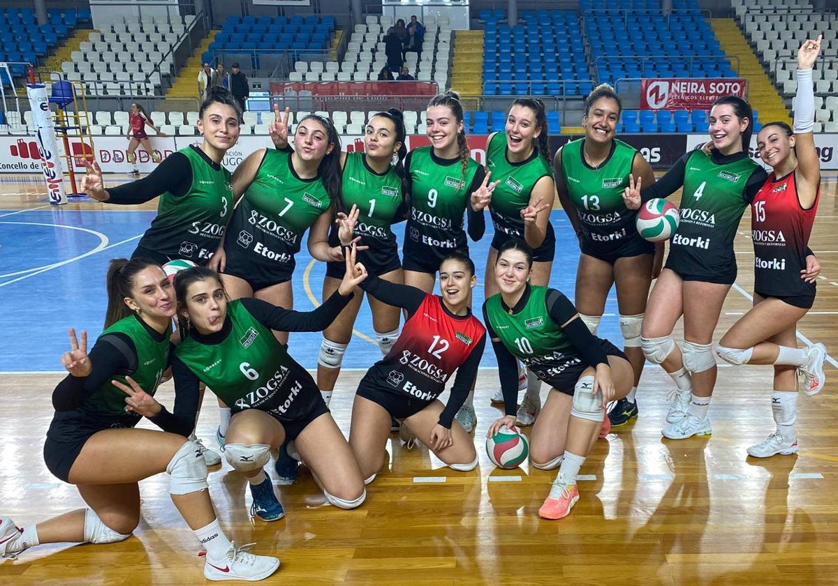 Las jugadoras del CV Sestao celebran su victoria en Lugo.