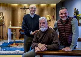 José Ignacio López de Maturana, Miguel Ángel Sáenz de Villaverde y Luis Eduardo Ruiz, retratados en la capilla del seminario de Vitoria.