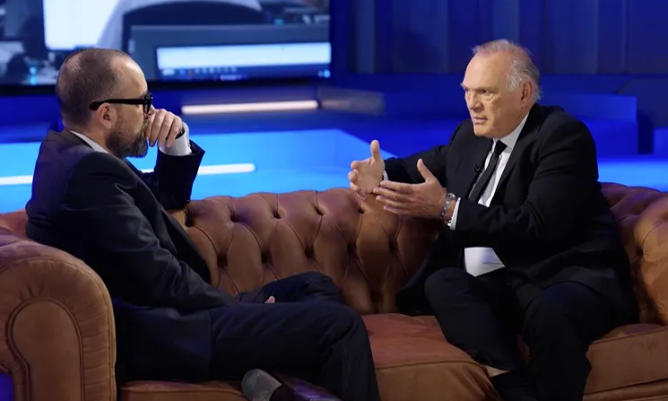 Pedro Piqueras sorprende en su primera despedida con un alegato a favor de la amnistía