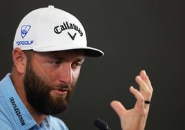 Jon Rahm con la indumentaria del circuito saudí