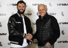 Jon Rahm posa con una chaqueta de LIV Golf junto a Greg Norman, CEO del circuito saudí.