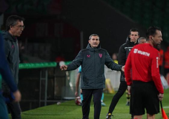 Valverde pide explicaciones al cuarto árbitro.