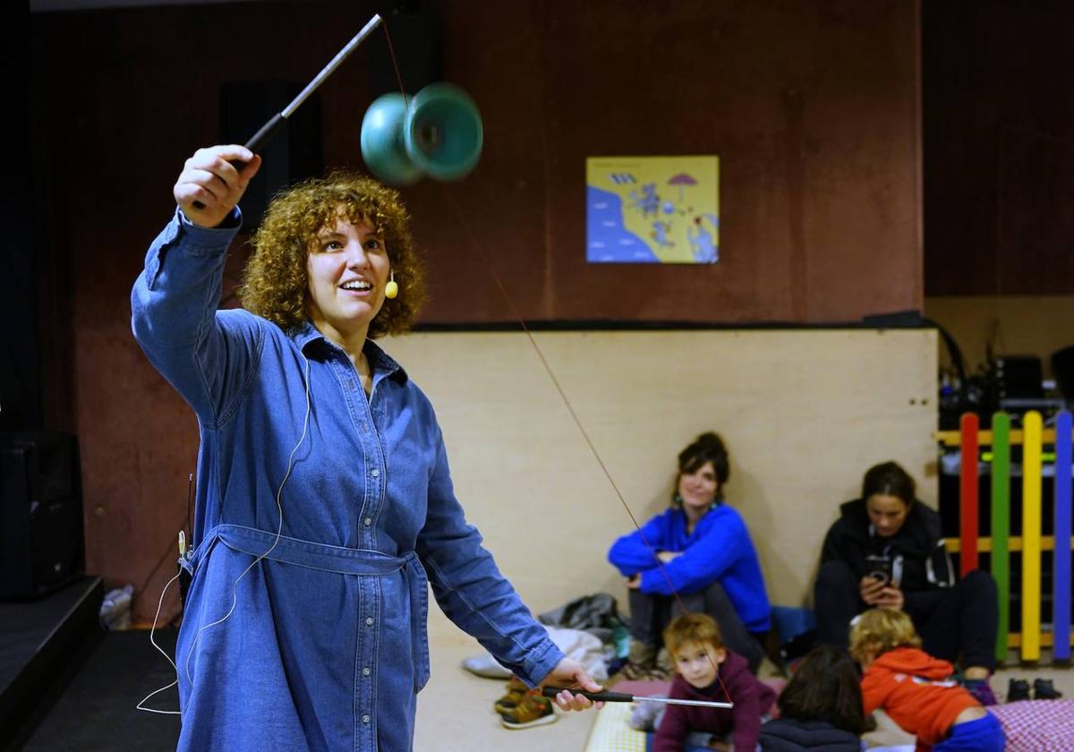 Marta Goikoetxea, durante la presentación del libro ilustrado 'Martxanterak'.