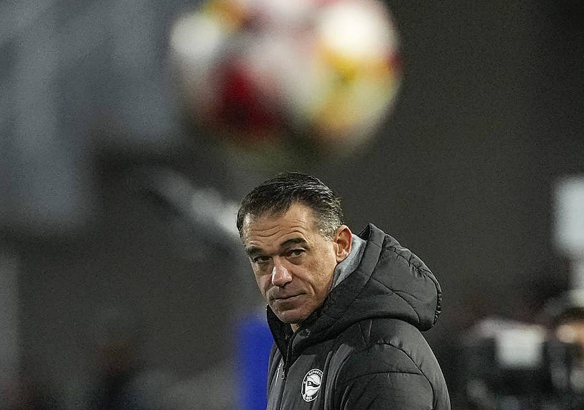 Luis García observa el balón en el encuentro de Copa ante el Terrassa.