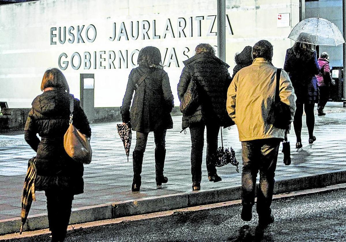 Empleados del Gobierno vasco acceden a la sede central de Lakua, en Vitoria.