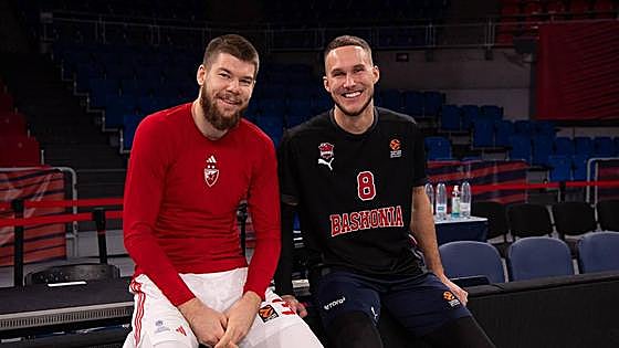 El Buesa Arena ovaciona a Giedraitis y al doble campeón mundial de kickboxing Álex Rodríguez