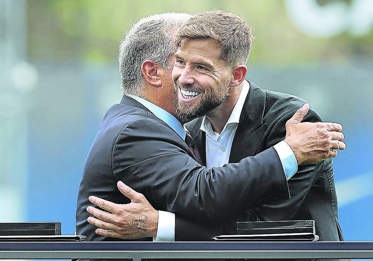 oan Laporta saluda a Iñigo Martínez en la presentación del ex del Athletic como jugador del Barça.